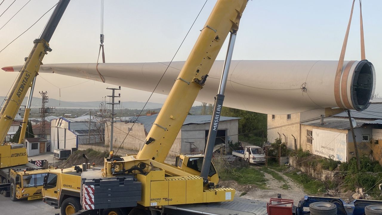Çanakkale’de dev operasyon: Fabrika üzerine devrilen rüzgar gülü 9 saatte kaldırıldı - Sayfa 1