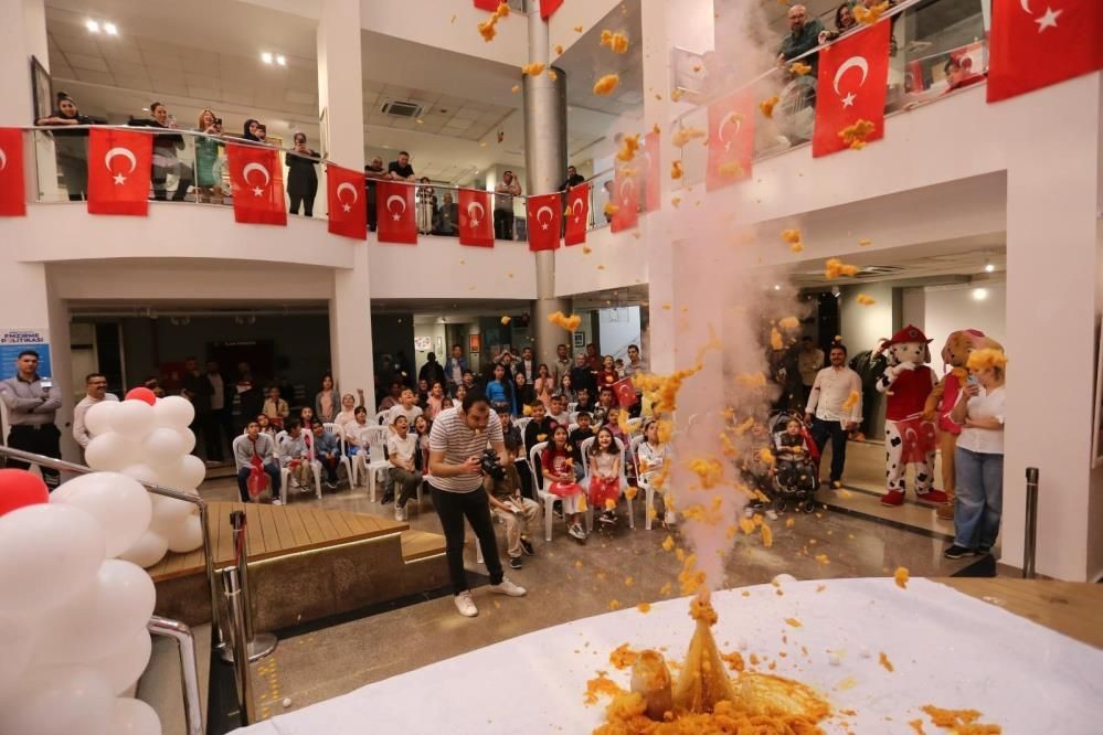 Kepez Belediyesi’nden Türkiye’de bir ilk: Çocuklar anne-babalarının iş yerinde bayram coşkusu yaşadı - Sayfa 1