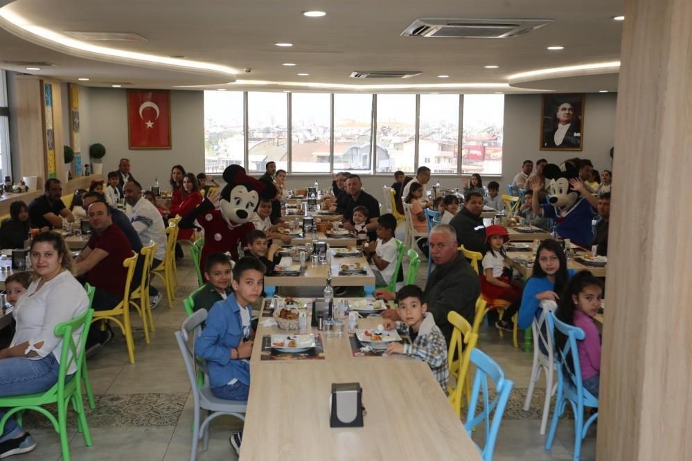 Kepez Belediyesi’nden Türkiye’de bir ilk: Çocuklar anne-babalarının iş yerinde bayram coşkusu yaşadı - Sayfa 2