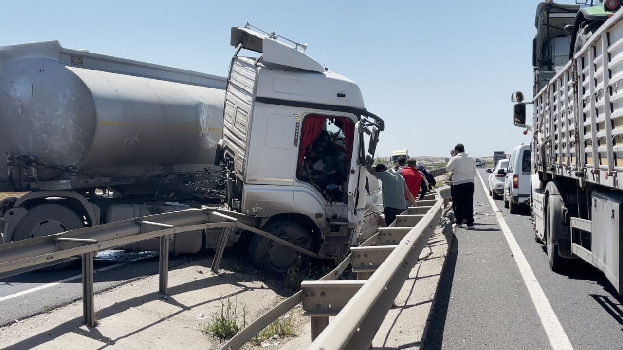 Kara yolunda korkutan kaza! Tır ile otomobil çarpıştı: 4 kişi yaralandı - Sayfa 4