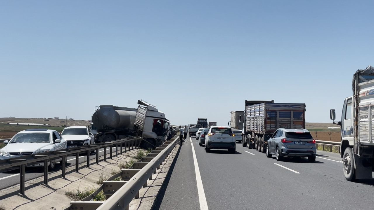 Kara yolunda korkutan kaza! Tır ile otomobil çarpıştı: 4 kişi yaralandı - Sayfa 5