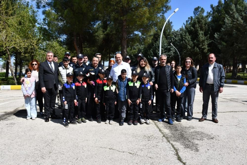 Diyarbakır’da çocuklardan polise anlamlı ziyaret: Ali Gaffar Okkan PMYO’da unutulmaz gezi - Sayfa 1