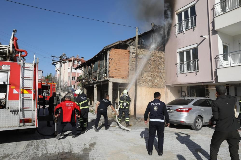 Bucak’ta korkutan yangın: 80 yaşındaki Meryem Şan dumandan etkilendi - Sayfa 4