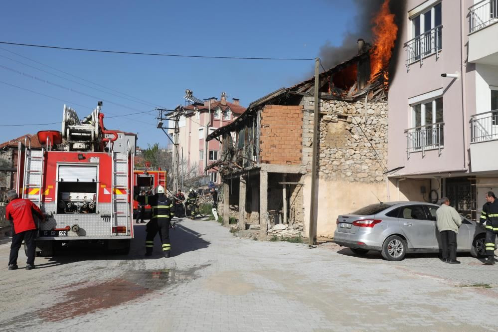 Bucak’ta korkutan yangın: 80 yaşındaki Meryem Şan dumandan etkilendi - Sayfa 3