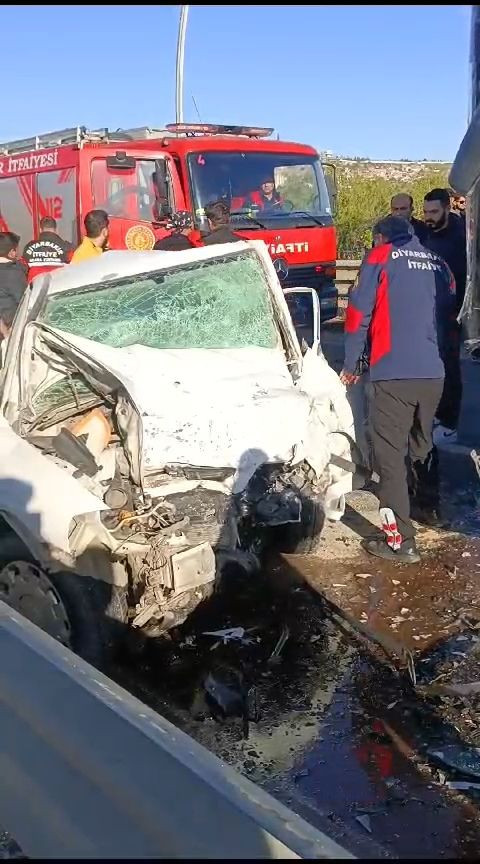 Diyarbakır'da belediye otobüsü ile otomobil kafa kafaya çarpıştı: 1 ölü, 4 yaralı - Sayfa 3