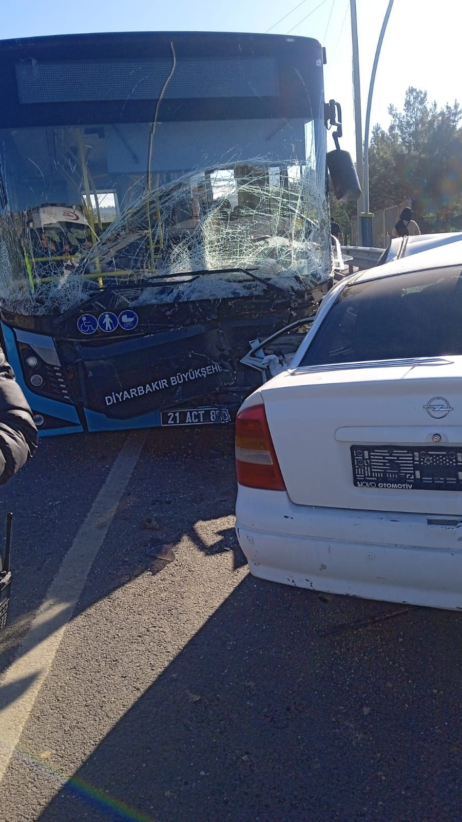 Diyarbakır'da belediye otobüsü ile otomobil kafa kafaya çarpıştı: 1 ölü, 4 yaralı - Sayfa 7