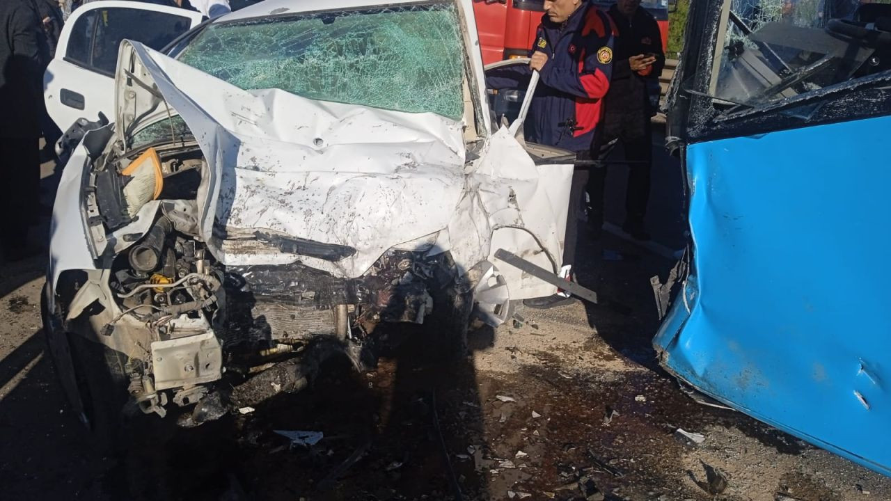 Diyarbakır'da belediye otobüsü ile otomobil kafa kafaya çarpıştı: 1 ölü, 4 yaralı - Sayfa 5