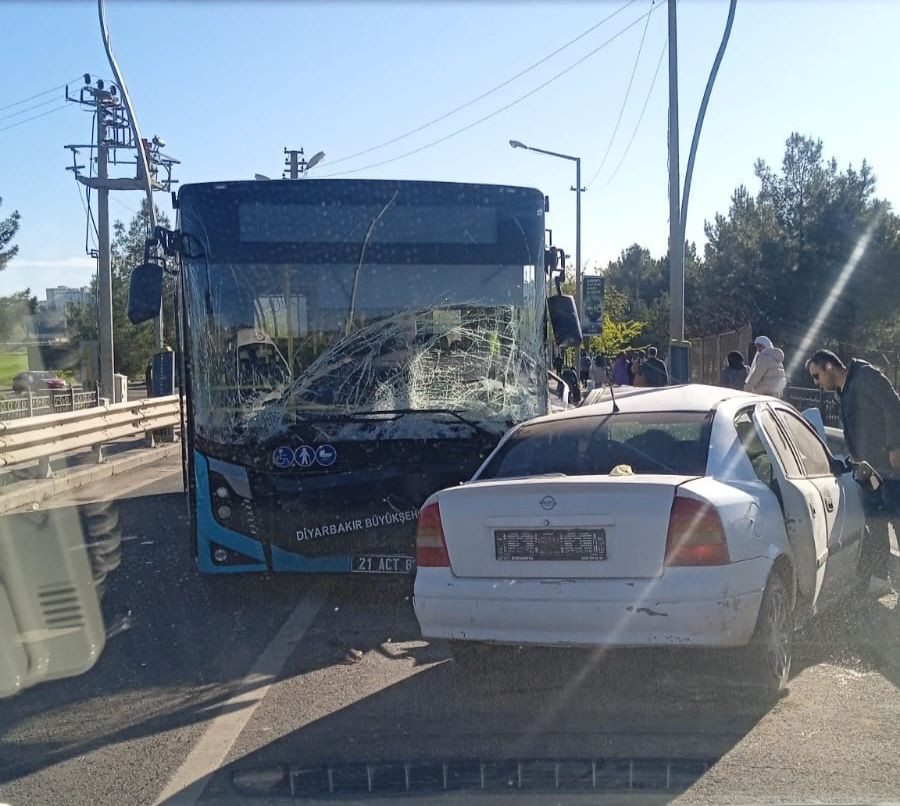 Diyarbakır'da belediye otobüsü ile otomobil kafa kafaya çarpıştı: 1 ölü, 4 yaralı - Sayfa 1