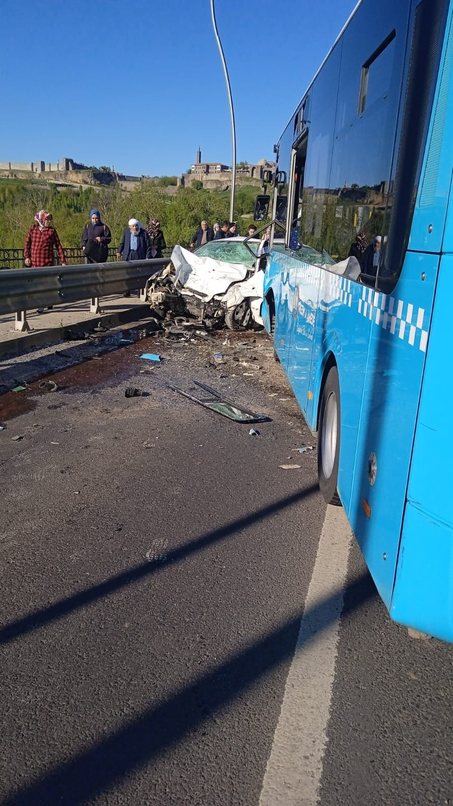 Diyarbakır'da belediye otobüsü ile otomobil kafa kafaya çarpıştı: 1 ölü, 4 yaralı - Sayfa 4