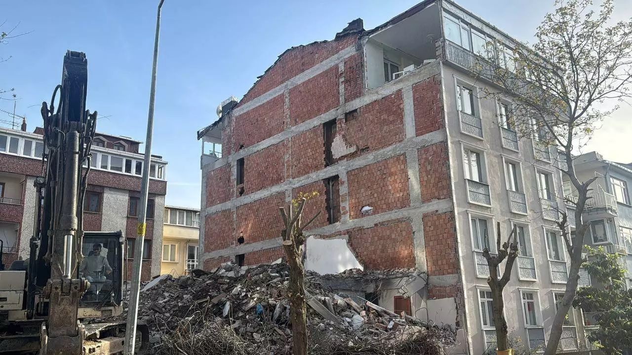 Avcılar'da şok eden manzara: Yıkılan bina yanındaki dairenin iki odası duvarsız çıktı! - Sayfa 1