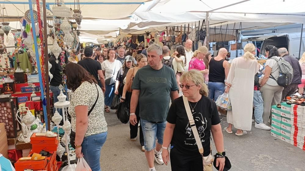 Manavgat Perşembe Pazarı’nda turist bereketi: Esnaf yeni sezondan umutlu - Sayfa 1