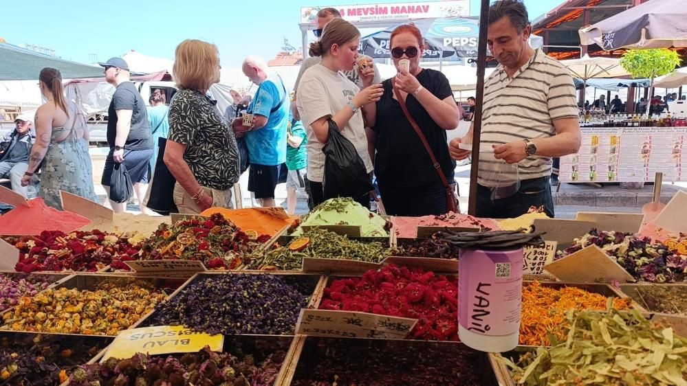 Manavgat Perşembe Pazarı’nda turist bereketi: Esnaf yeni sezondan umutlu - Sayfa 4