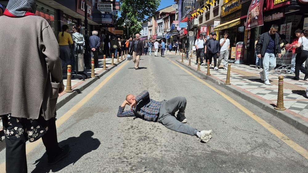 Bartın Şadırvan Caddesi’nde trafiğe kapatma denemesi: Güneşlenen genç ve top oynayan çocuklar dikkat çekti - Sayfa 1