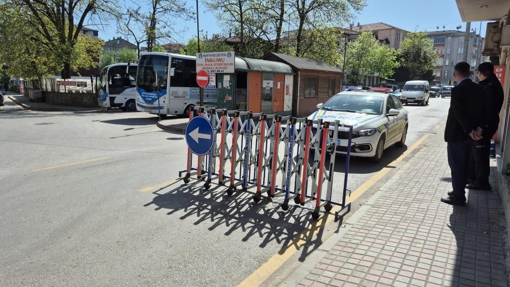Bartın Şadırvan Caddesi’nde trafiğe kapatma denemesi: Güneşlenen genç ve top oynayan çocuklar dikkat çekti - Sayfa 4