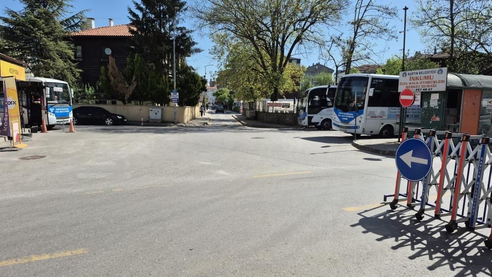 Bartın Şadırvan Caddesi’nde trafiğe kapatma denemesi: Güneşlenen genç ve top oynayan çocuklar dikkat çekti - Sayfa 3