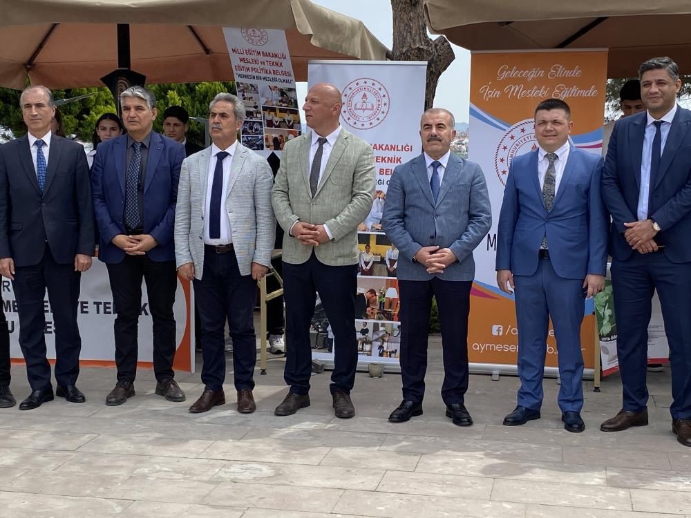 Ayvalık’ta “Kökler’den Balıkesir’e” projesi: Öğrenciler çevre ve deniz temalı eserleriyle parladı - Sayfa 4