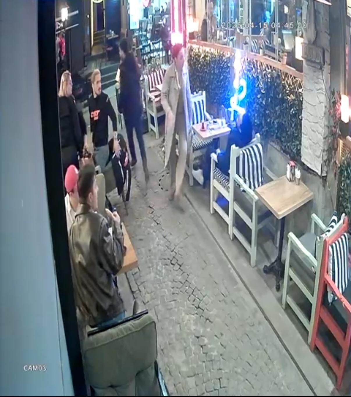 Beşiktaş'ta eşiyle kafede otururken silahlı saldırıya uğradı, saldırgan ensesine ateş edip kaçtı - Sayfa 4