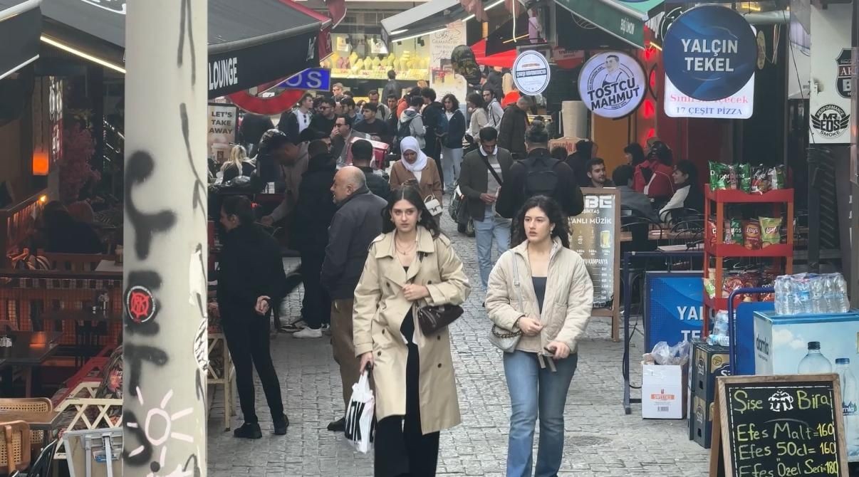 Beşiktaş'ta eşiyle kafede otururken silahlı saldırıya uğradı, saldırgan ensesine ateş edip kaçtı - Sayfa 3
