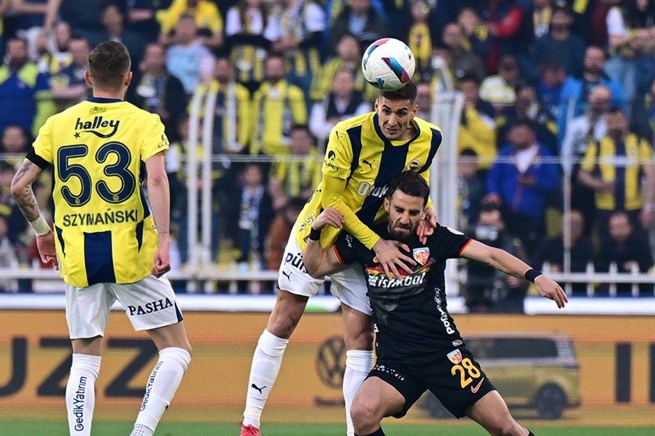 Fenerbahçe - Kayserispor maçı sonrası tribünler yangın yerine döndü: Polis müdahalesi geldi! - Sayfa 1