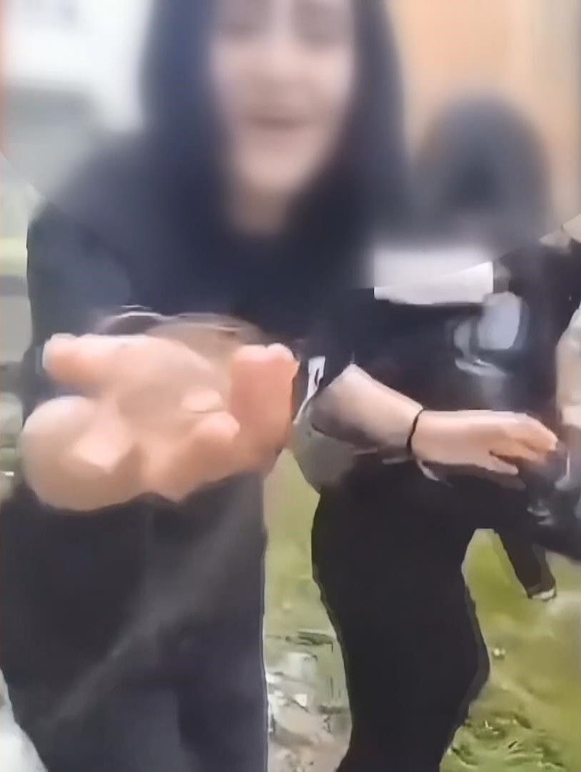 Akran zorbalığı yine kamerada! Gaziosmanpaşa'da 4 kız, arkadaşlarını evire çevire dövdü, saçlarını koparttı - Sayfa 1