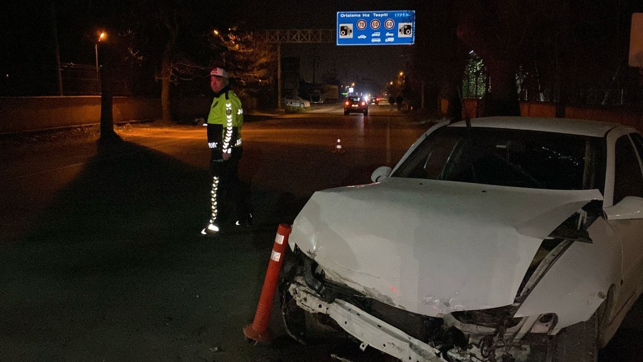 Kontrolden çıkan otomobil beton duvara çarptı! 1 kişi yaralandı - Sayfa 1