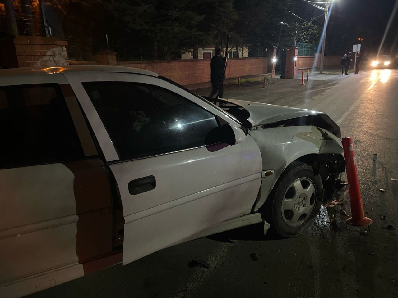 Kontrolden çıkan otomobil beton duvara çarptı! 1 kişi yaralandı - Sayfa 3