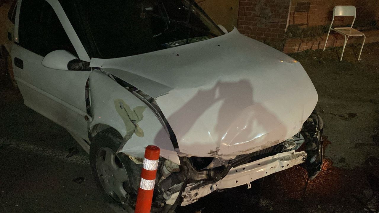 Kontrolden çıkan otomobil beton duvara çarptı! 1 kişi yaralandı - Sayfa 4