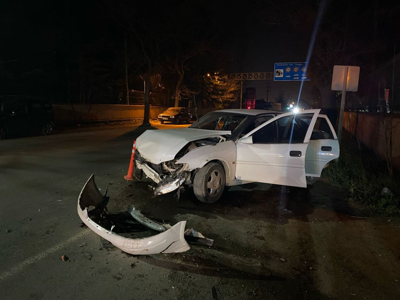 Kontrolden çıkan otomobil beton duvara çarptı! 1 kişi yaralandı - Sayfa 5