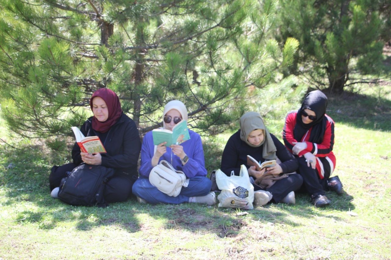 Konya’da “doğada okuyorum” etkinliği! Kitap sevgisi doğayla buluştu - Sayfa 1