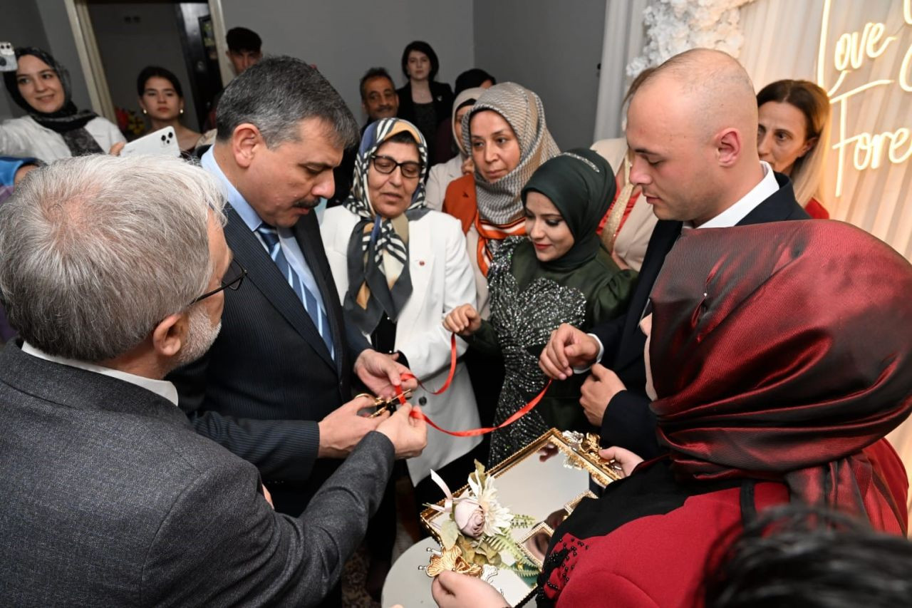 Erzurum’da duygusal nişan! Vali Çiftçi, yetim Buse’nin yanında oldu - Sayfa 1