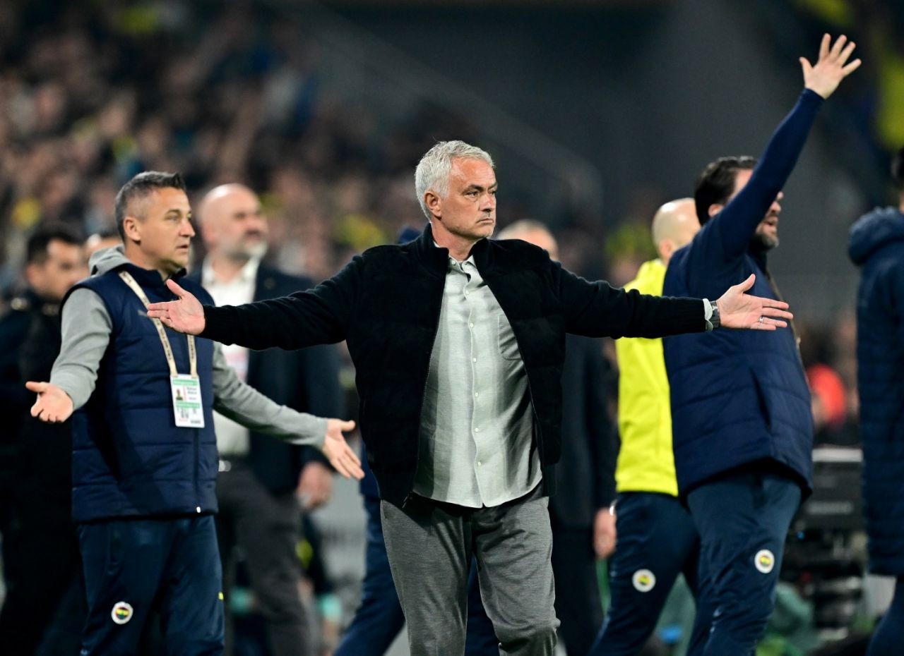 Ahmet Çakar çıldırdı: "Herkes adam olur Fener adam olmaz! Jose Mourinho şov yapadursun, şampiyonluk gitti!" - Sayfa 2