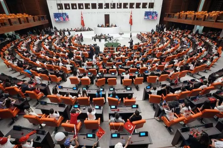 TBMM'de 23 Nisan coşkusu: Numan Kurtulmuş koltuğunu devretti - Sayfa 1