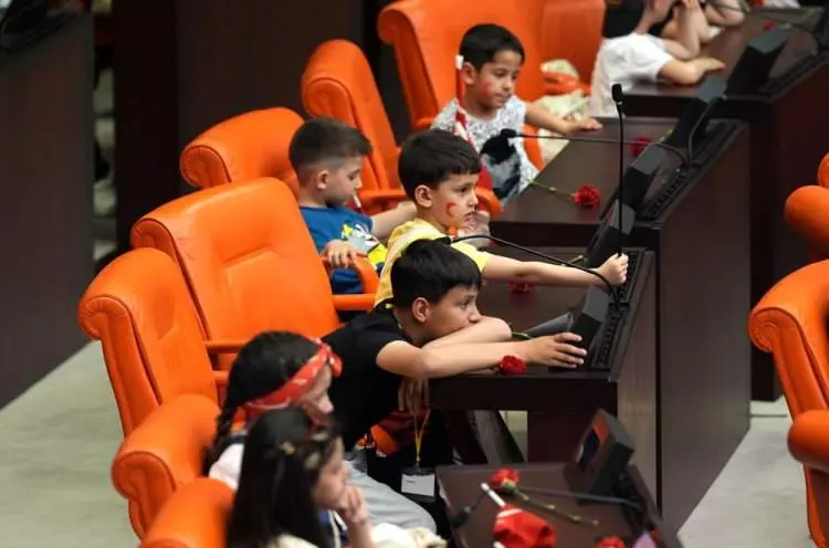 TBMM'de 23 Nisan coşkusu: Numan Kurtulmuş koltuğunu devretti - Sayfa 2