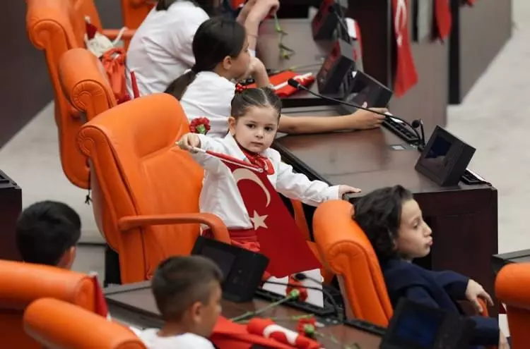 TBMM'de 23 Nisan coşkusu: Numan Kurtulmuş koltuğunu devretti - Sayfa 3