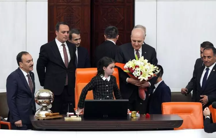 TBMM'de 23 Nisan coşkusu: Numan Kurtulmuş koltuğunu devretti - Sayfa 4