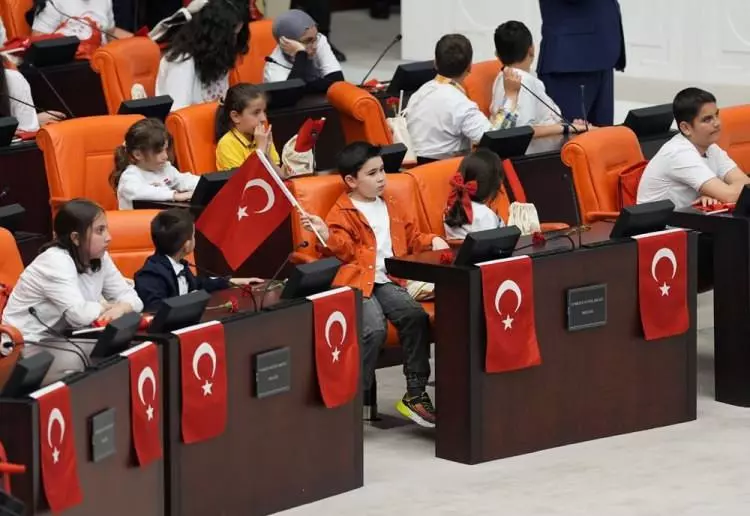 TBMM'de 23 Nisan coşkusu: Numan Kurtulmuş koltuğunu devretti - Sayfa 5