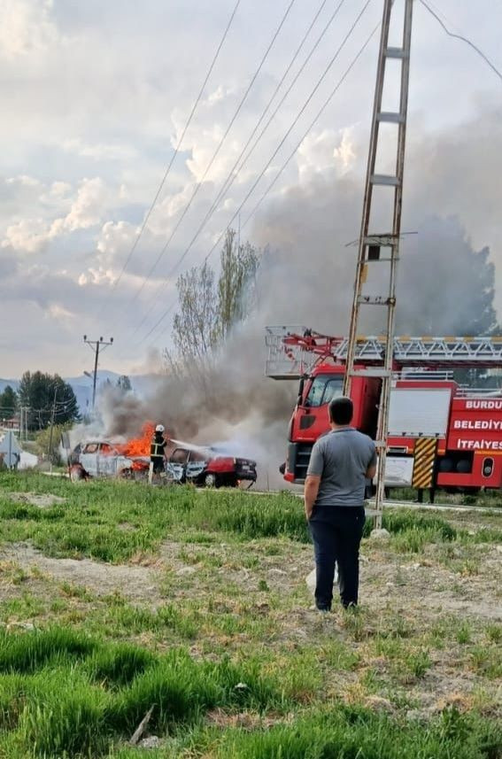 Burdur’da feci kaza! Kafa kafaya çarpışan araçlar alev aldı! 1 ölü, 4 yaralı - Sayfa 1