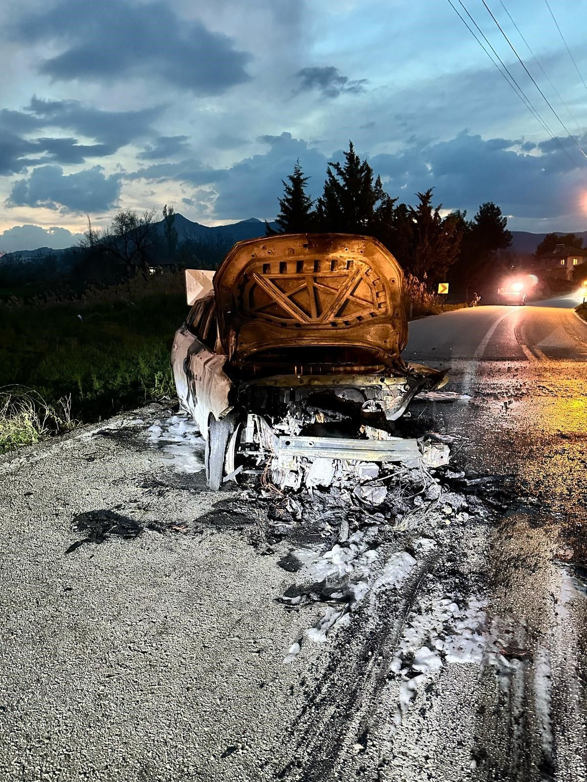 Burdur’da feci kaza! Kafa kafaya çarpışan araçlar alev aldı! 1 ölü, 4 yaralı - Sayfa 9