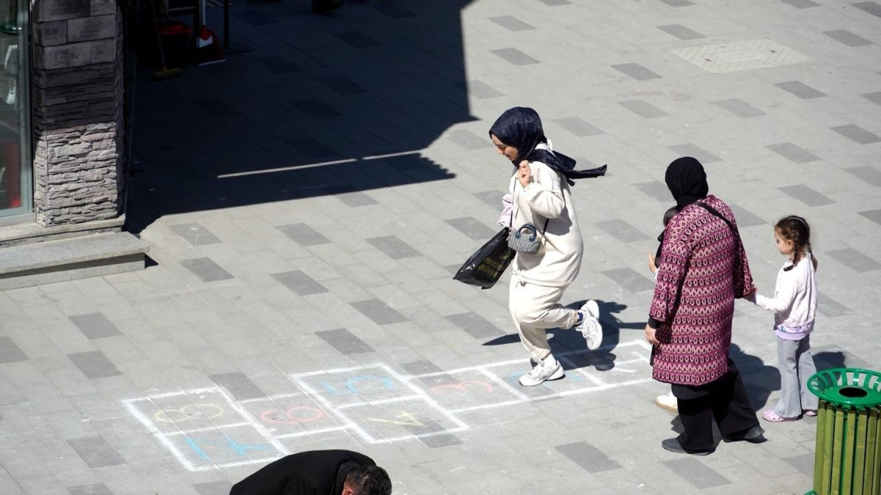 Düzce’de seksek coşkusu! Kaldırımlarda çocukluk anıları canlandı - Sayfa 3