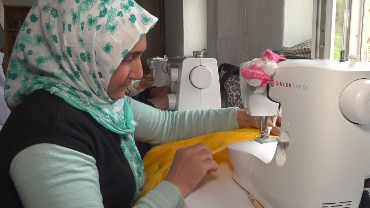 Amasya’da Hikmet Nine'nin kumaşları 23 Nisan’da çocuklara bayram kıyafeti oldu - Sayfa 1