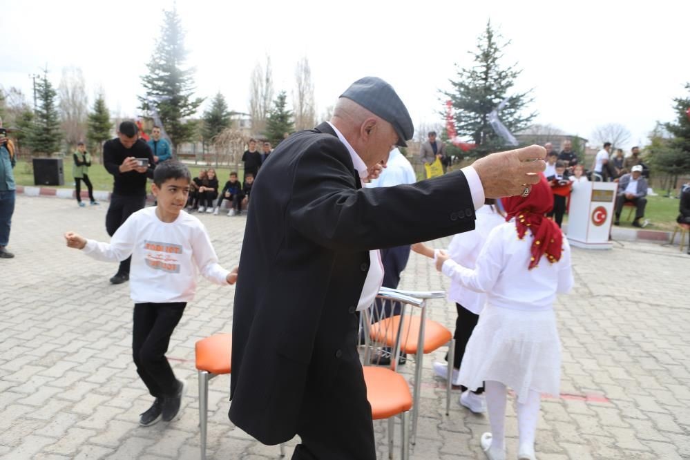 Ağrı’da 23 Nisan’da kuşaklar buluştu: Çocuklar ve yaşlılarla sevgi dolu kutlama - Sayfa 1