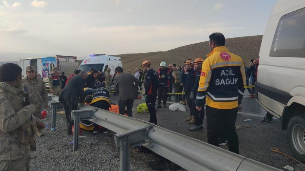 Van'da feci kaza: Yolcu minibüsü ile kamyonet çarpıştı! Ortalık savaş alanına döndü... 7 ölü, 12 yaralı var! - Sayfa 3