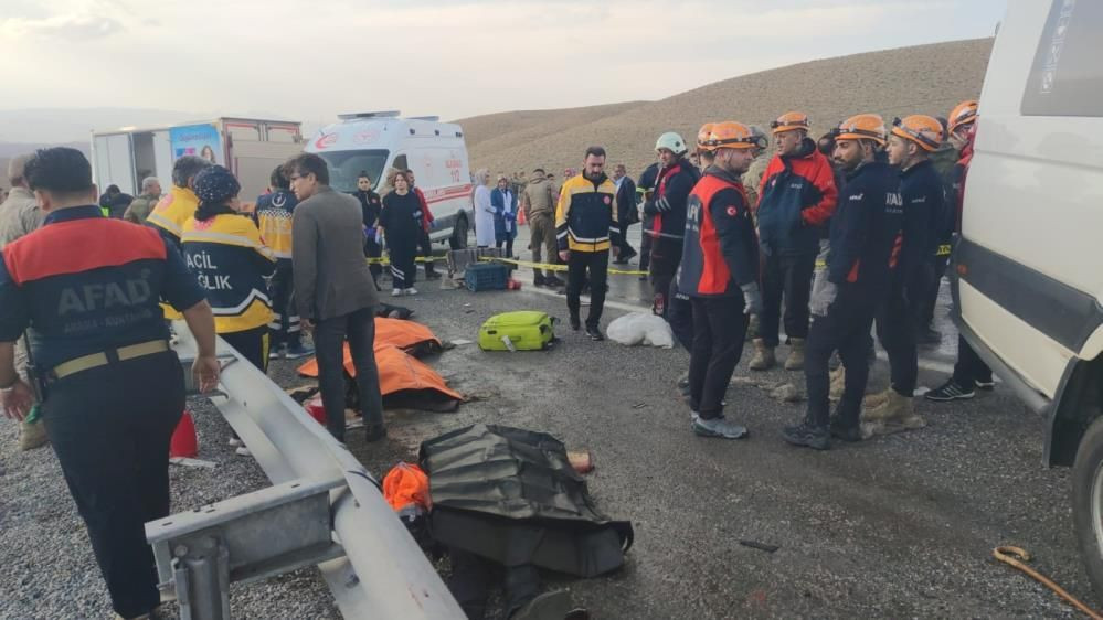 Van'da feci kaza: Yolcu minibüsü ile kamyonet çarpıştı! Ortalık savaş alanına döndü... 7 ölü, 12 yaralı var! - Sayfa 2