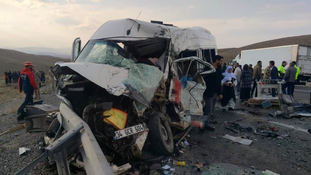 Van'da feci kaza: Yolcu minibüsü ile kamyonet çarpıştı! Ortalık savaş alanına döndü... 7 ölü, 12 yaralı var! - Sayfa 4