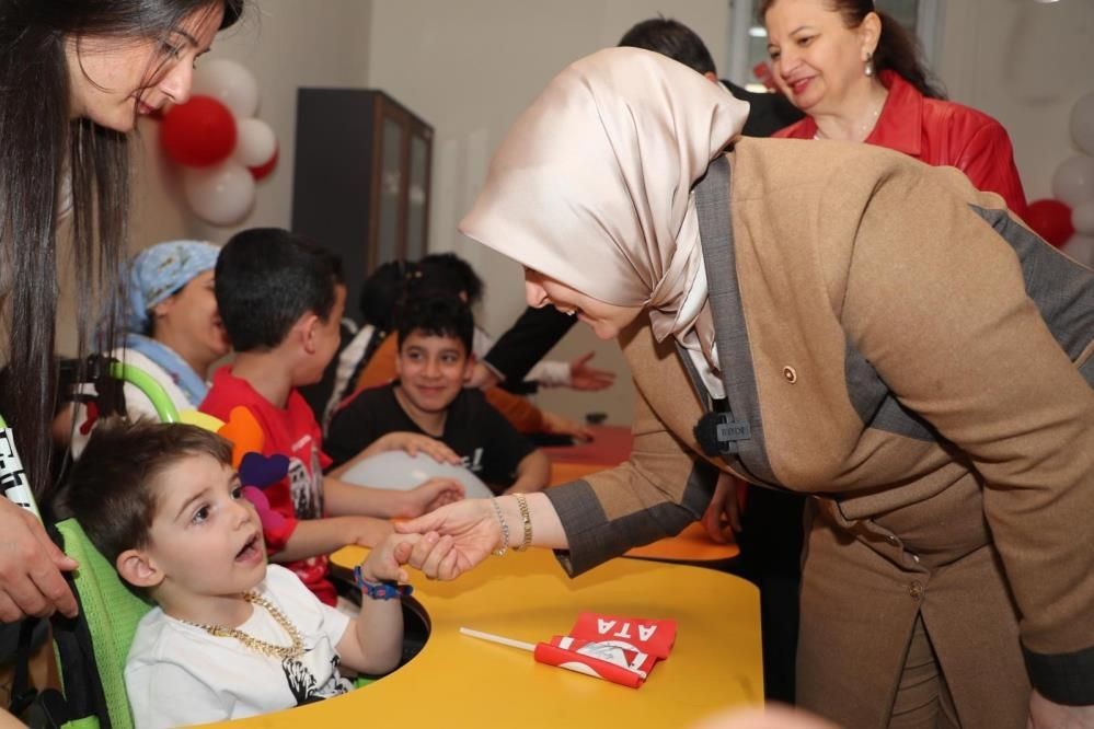AK Parti Kadın Kolları’ndan 23 Nisan’da çocuklara moral ziyareti: Tuğba Işık Ercan miniklerle buluştu - Sayfa 1