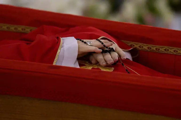 Papa'nın açık tabuttaki ilk görüntüleri paylaşıldı! Yüzüğü imha edildi... Cenazesinde bir ilk yaşanacak! - Sayfa 3