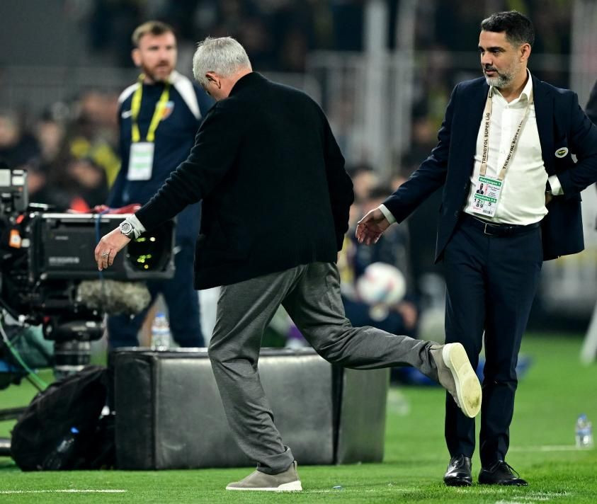 Fenerbahçe'de ipler tamamen koptu: 11 futbolcunun bileti kesildi! Sezon sonu yolcular - Sayfa 1