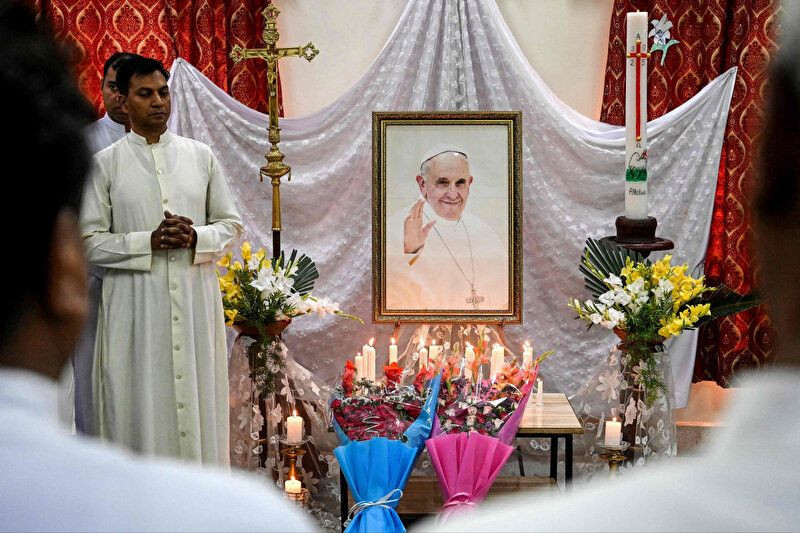 Papa'nın açık tabuttaki ilk görüntüleri paylaşıldı! Yüzüğü imha edildi... Cenazesinde bir ilk yaşanacak! - Sayfa 12