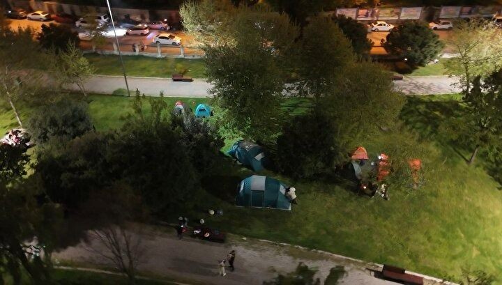 Deprem korkusu geceye taştı! İstanbul’da vatandaşın çadır nöbeti başladı! - Sayfa 1