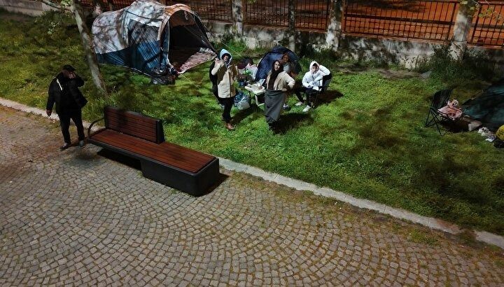 Deprem korkusu geceye taştı! İstanbul’da vatandaşın çadır nöbeti başladı! - Sayfa 3
